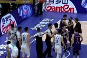 -双方在季后赛中交锋，胜负难定，悬念丛生