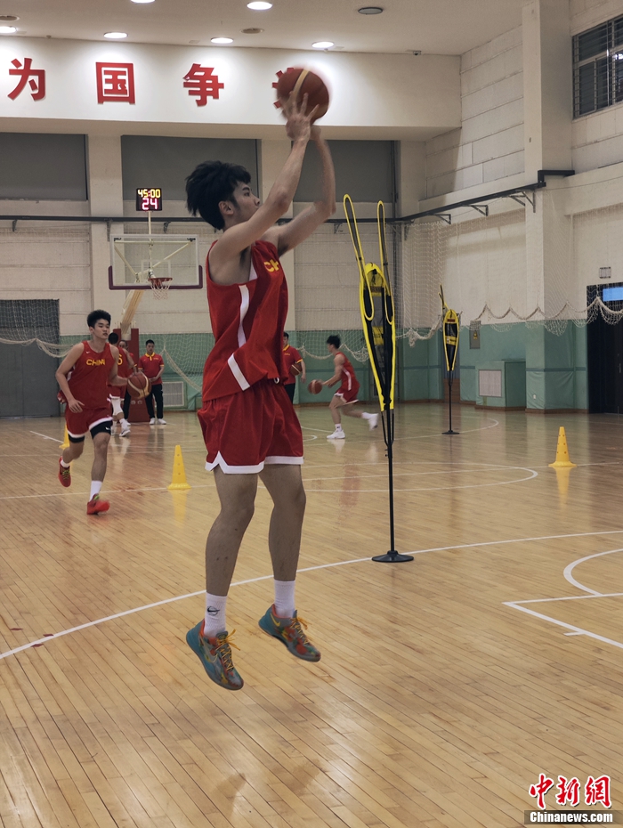 运动员积极备战，助力篮球比赛