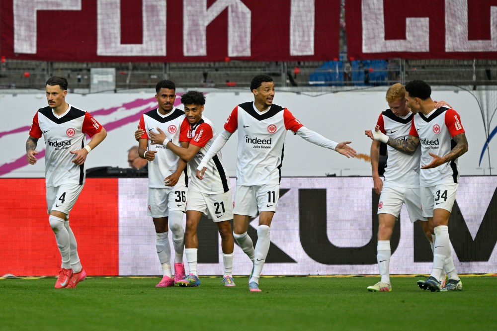 法兰克福队主场惨败,德甲排名下滑 法兰克福队主场惨败,德甲排名下滑