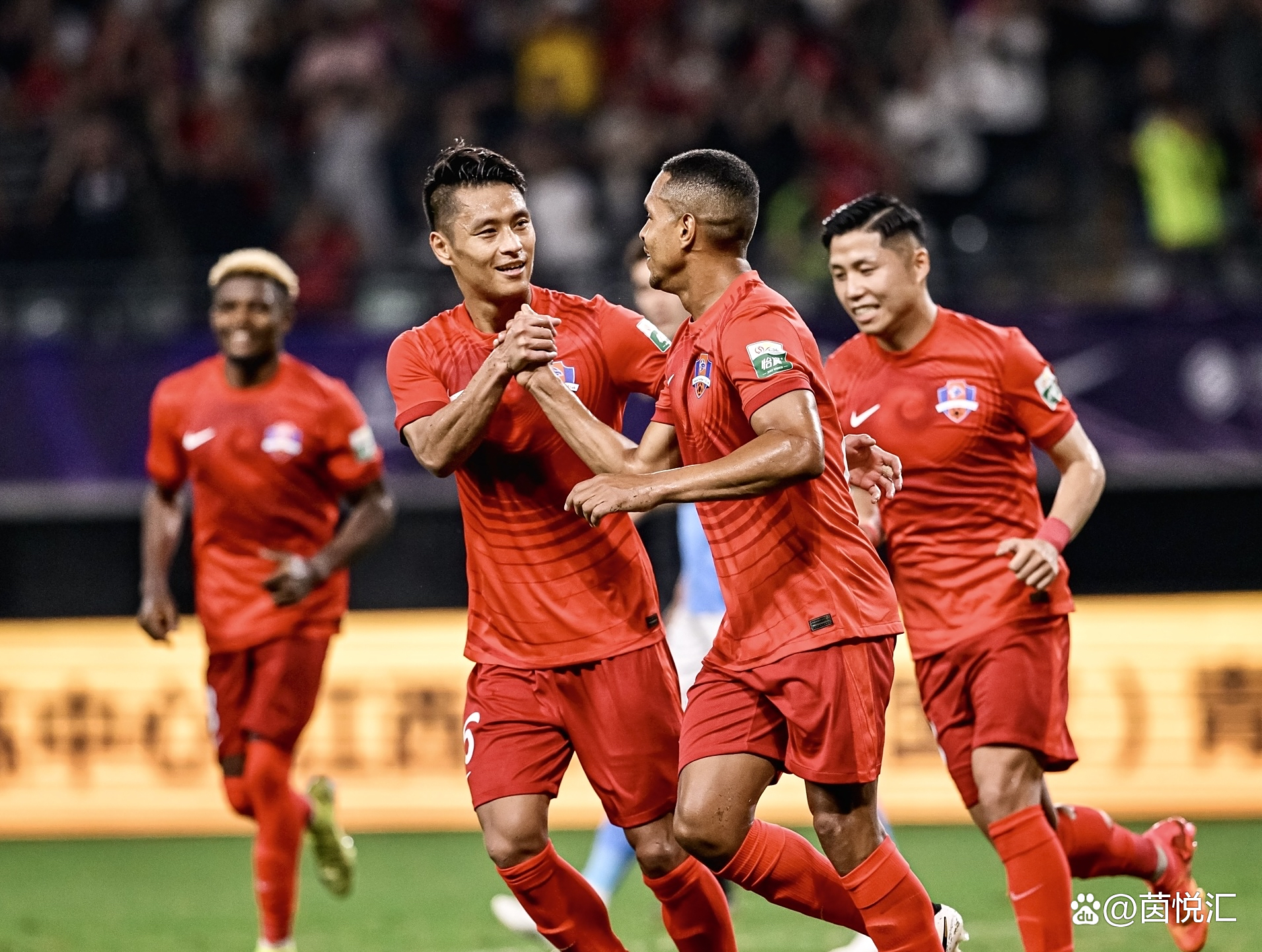 球队发挥出色,客场大胜对手 球队发挥出色,客场大胜对手