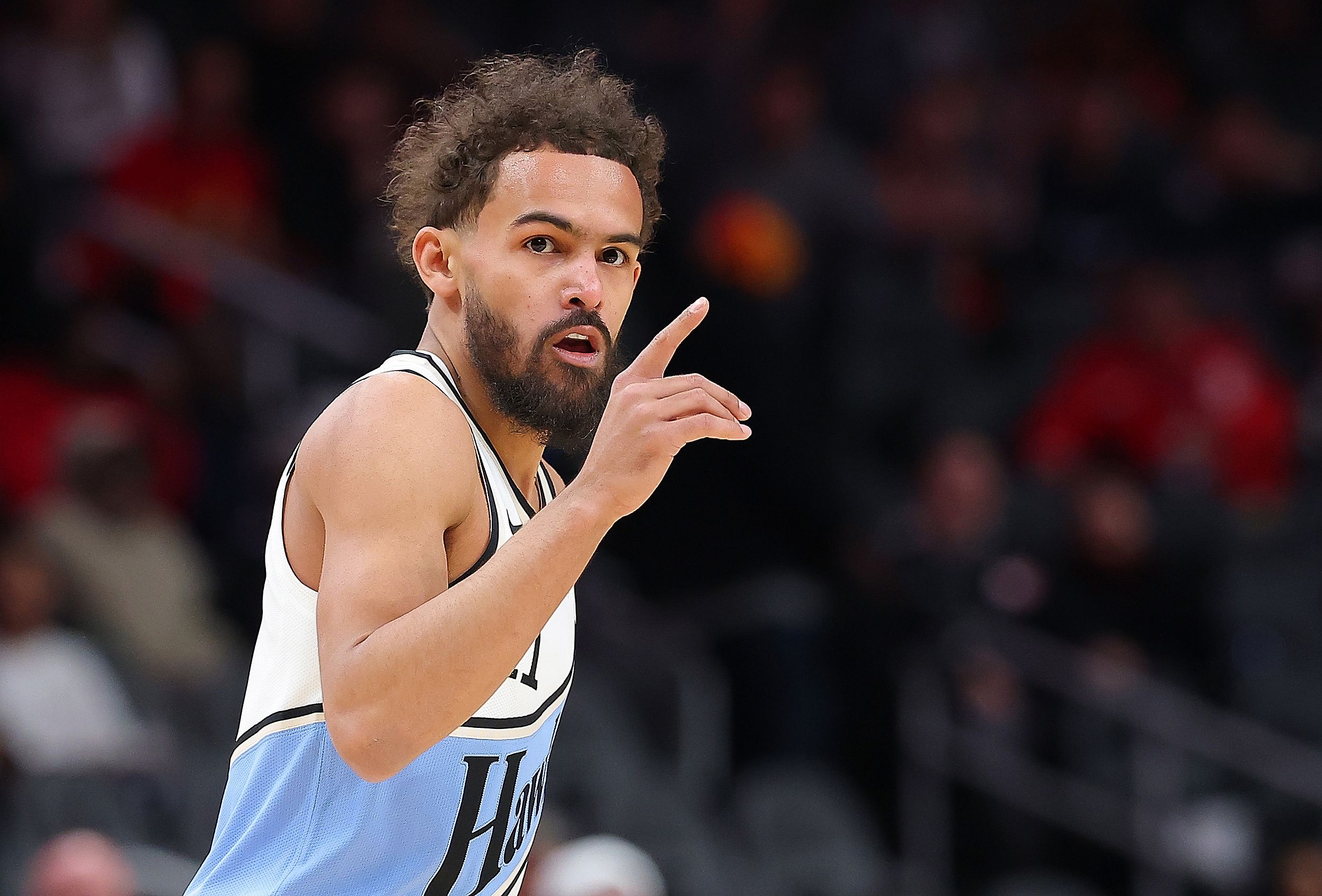 老鹰战胜马刺，特雷-杨关键时刻挺身而出