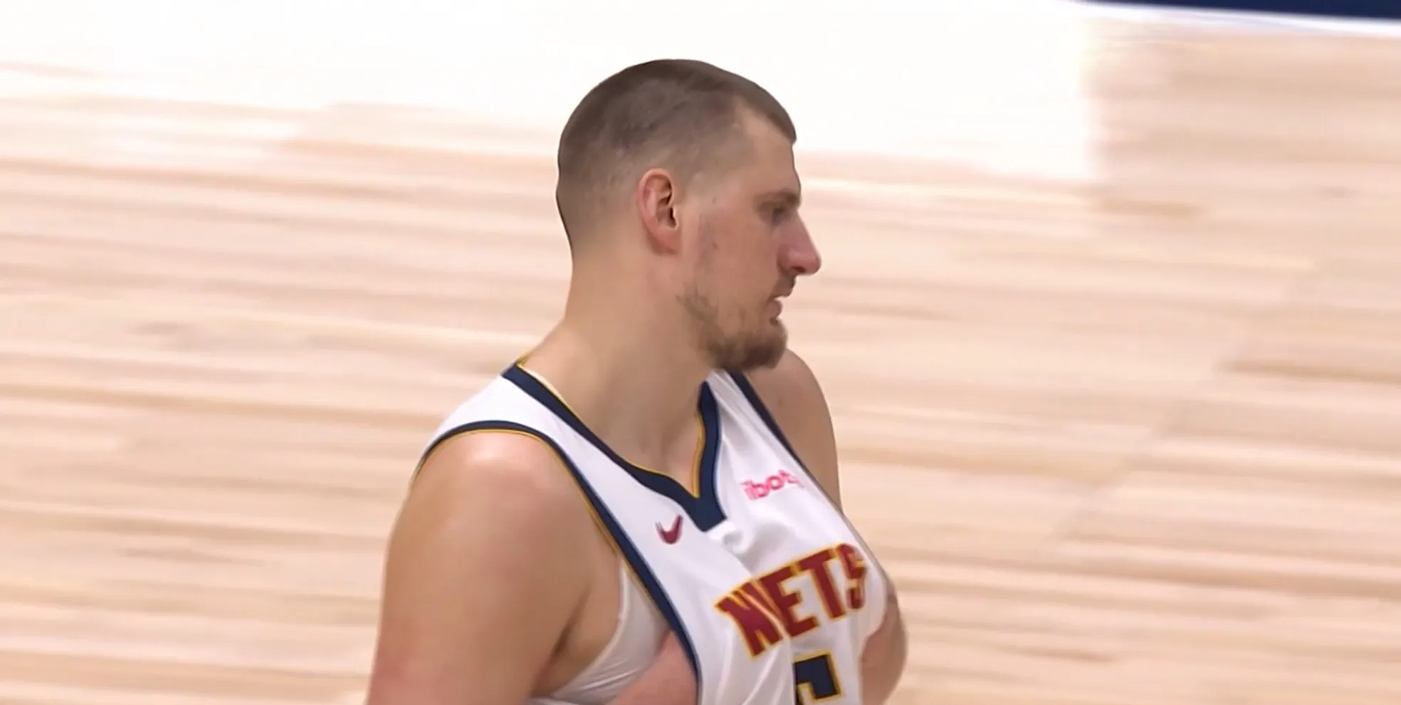 掘金不敌雷霆,约基奇状态低迷 掘金不敌雷霆,约基奇状态低迷