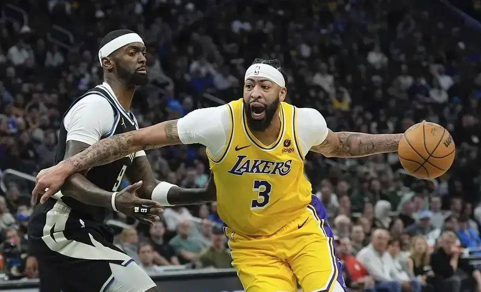 雄鹿惊险逆转湖人，延续不败