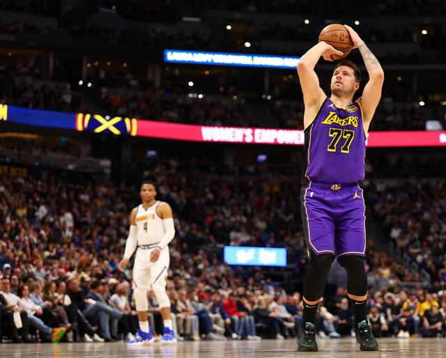 掘金客场击败独行侠，表现出色