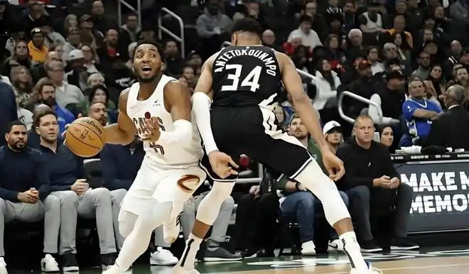 雄鹿主场力克爵士，字母哥砍下40分