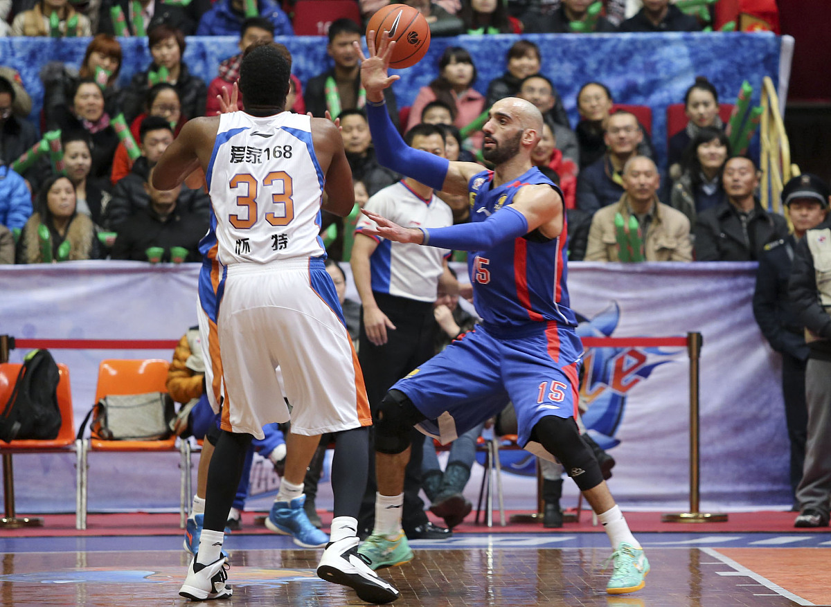 雄鹿客场击败独行侠，赢得关键一场