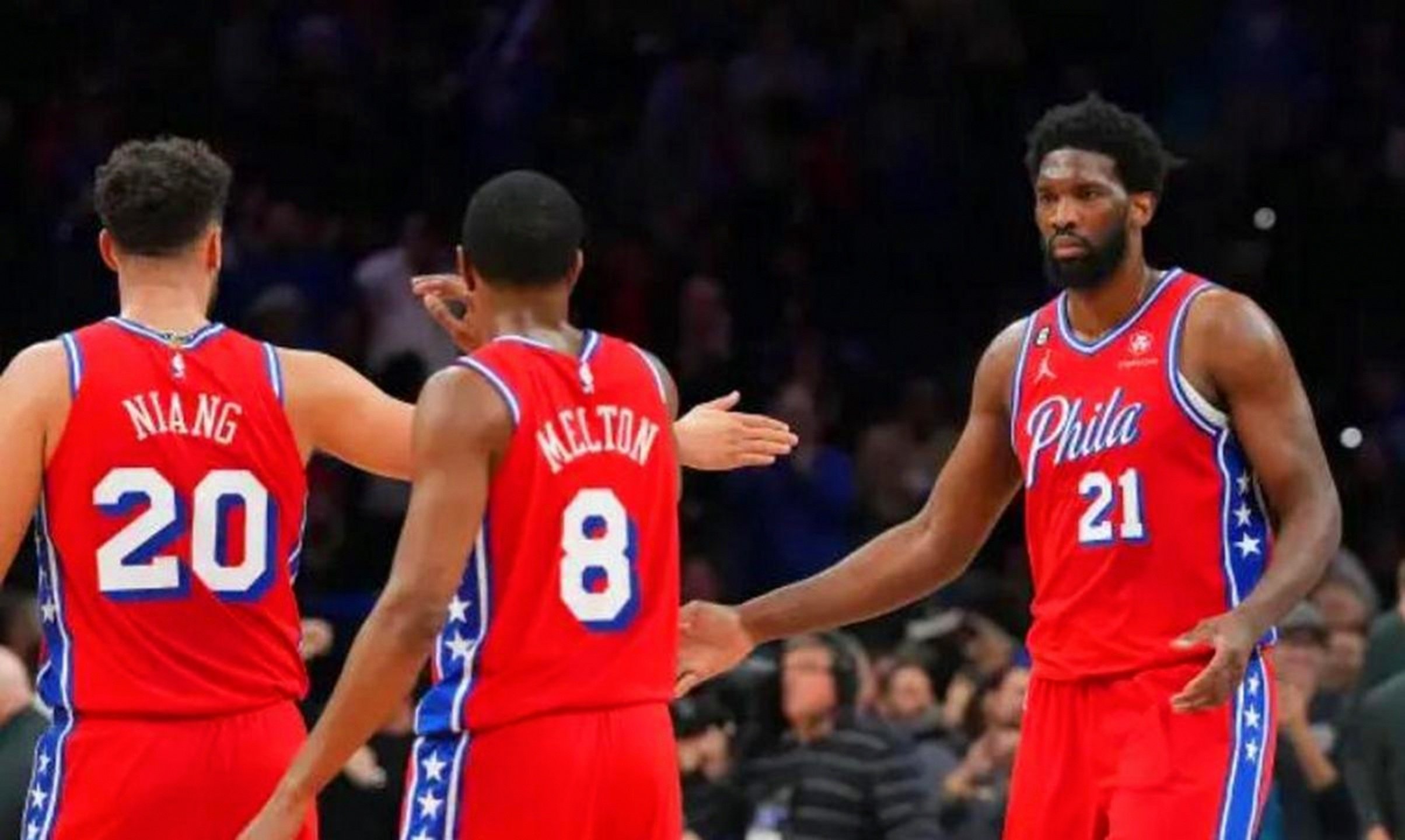 关于76人鏖战雄鹿，克莱点燃赛场的信息